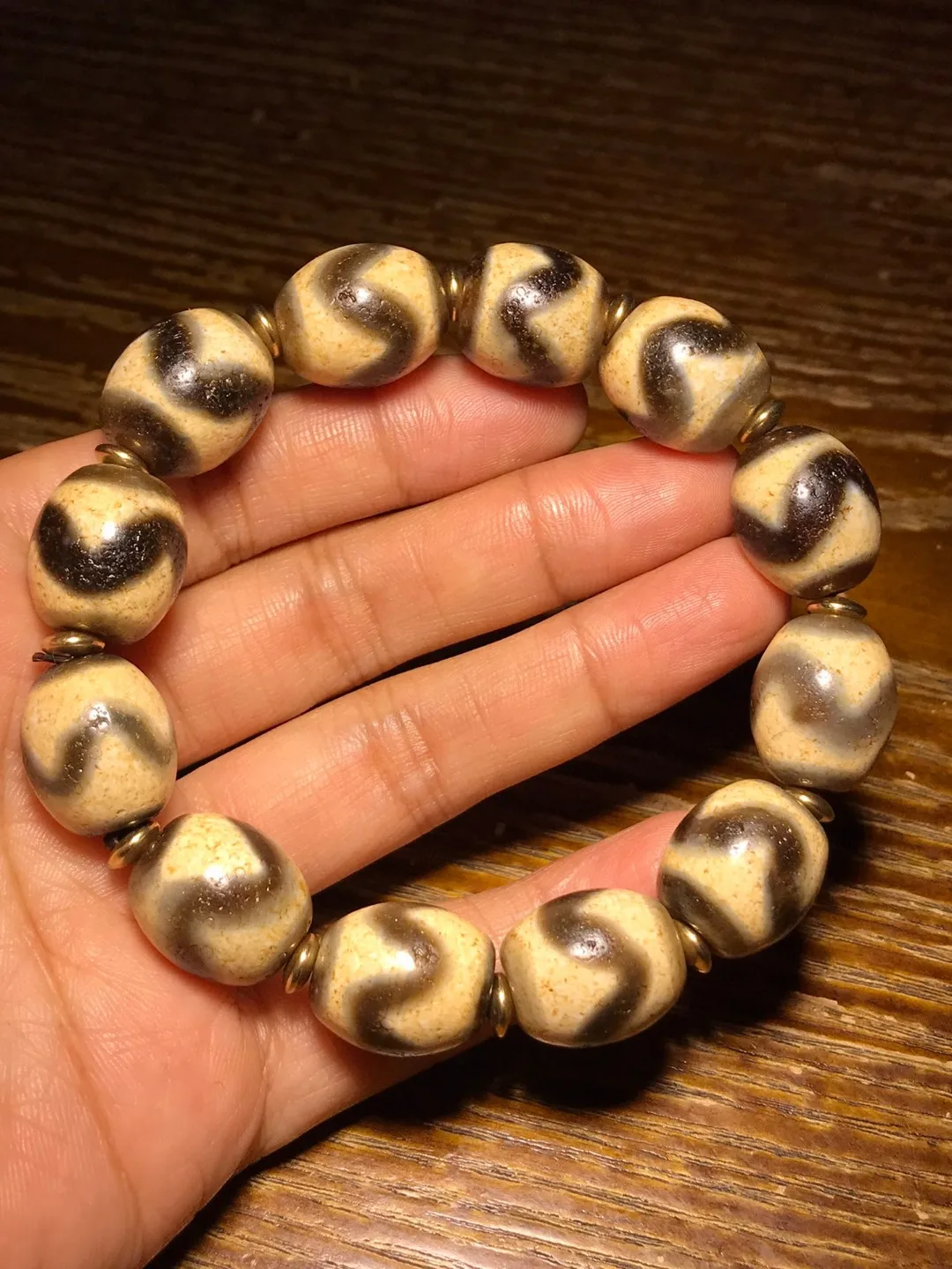 

Tibetan Coated Pulp Weathered Daluo Tiger Teeth Celestial Bead Bucket Bracelet Natural Agate Male and Female Duobao Handstring 1