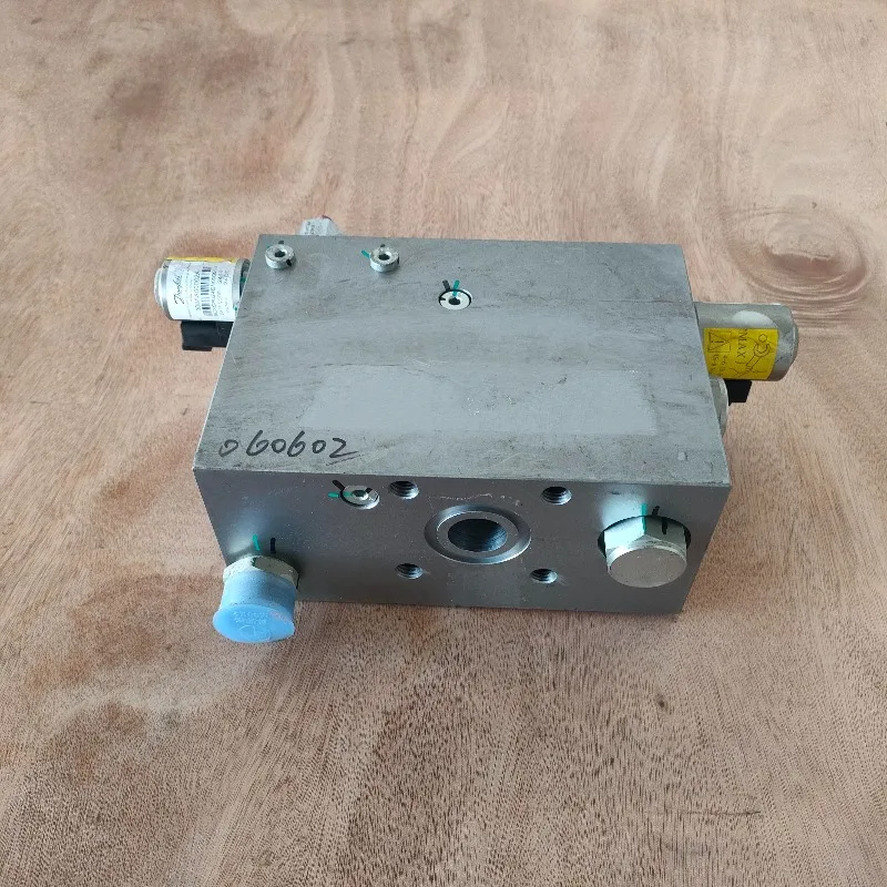 The right-side valve block of the asphalt tank, RSC45.2.2.9 A810201062373, is suitable for Sany heavy-duty stacker cranes.