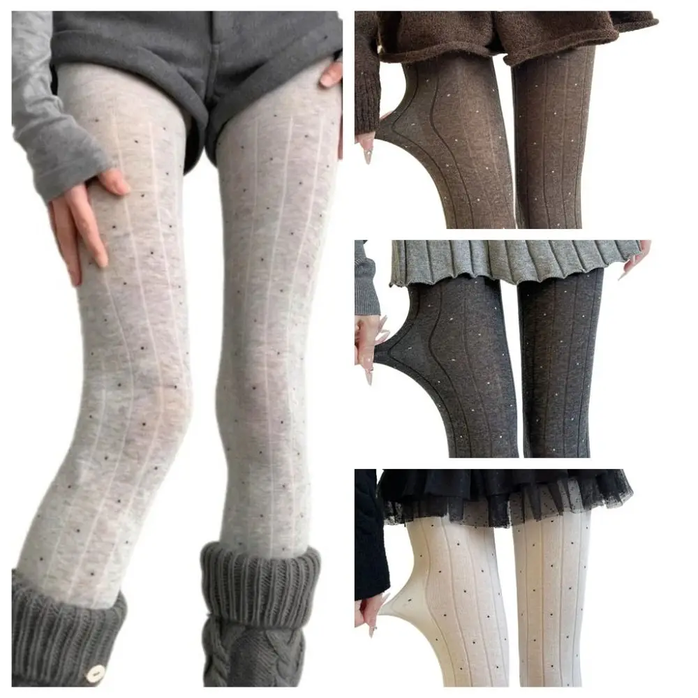 Rajstopy w grochy z bawełny, wygodne, modne, prążkowane legginsy.