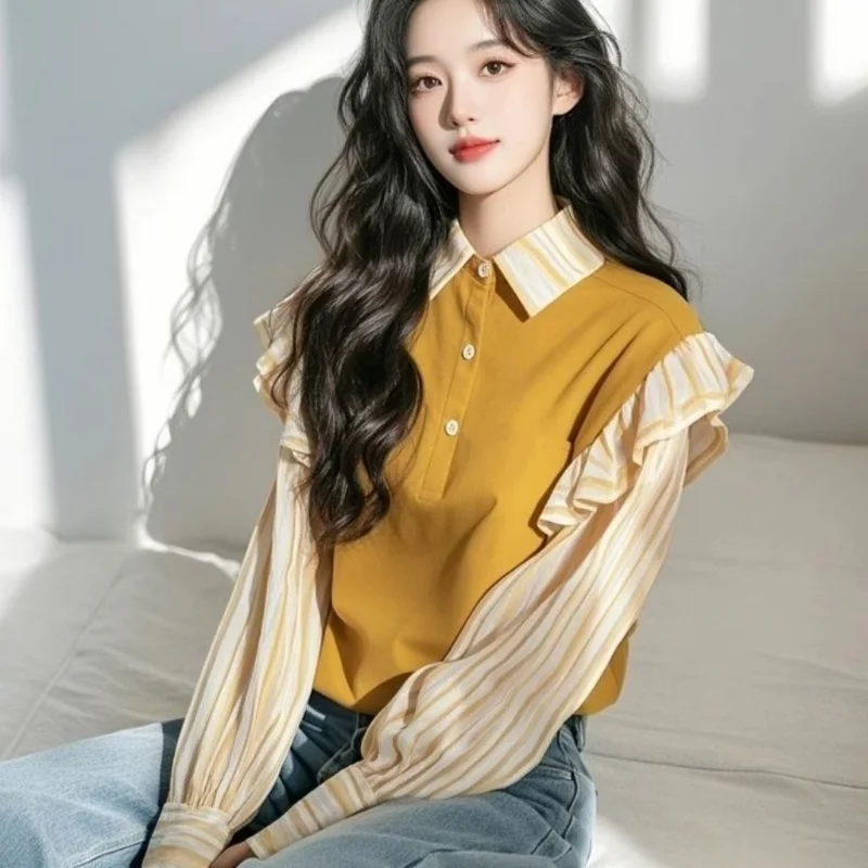 Gelb gestreiftes, kontrastfarbenes Spleißhemd für Damen im Frühjahr 2025, neues, gerüschtes, schickes, vielseitiges Oberteil im westlichen Stil
