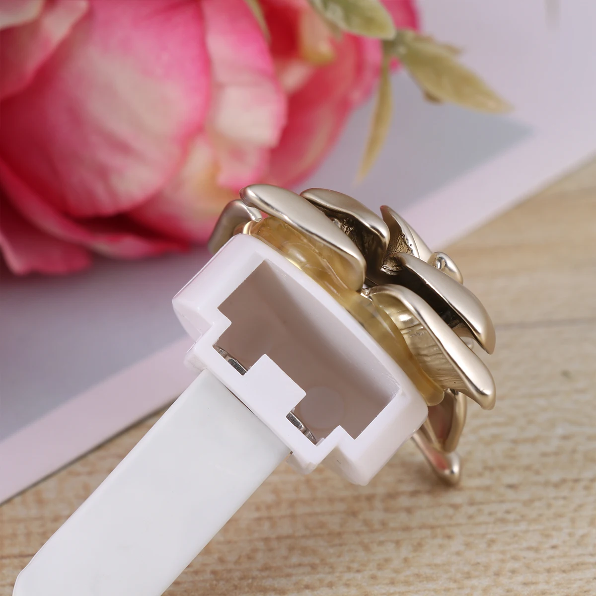 

Car Aromatherapy Diffuser Clips Essential Oil Freshener Golden Vent Charms Sparkling Rhinestone Decor Elegant Rose Shape for Car