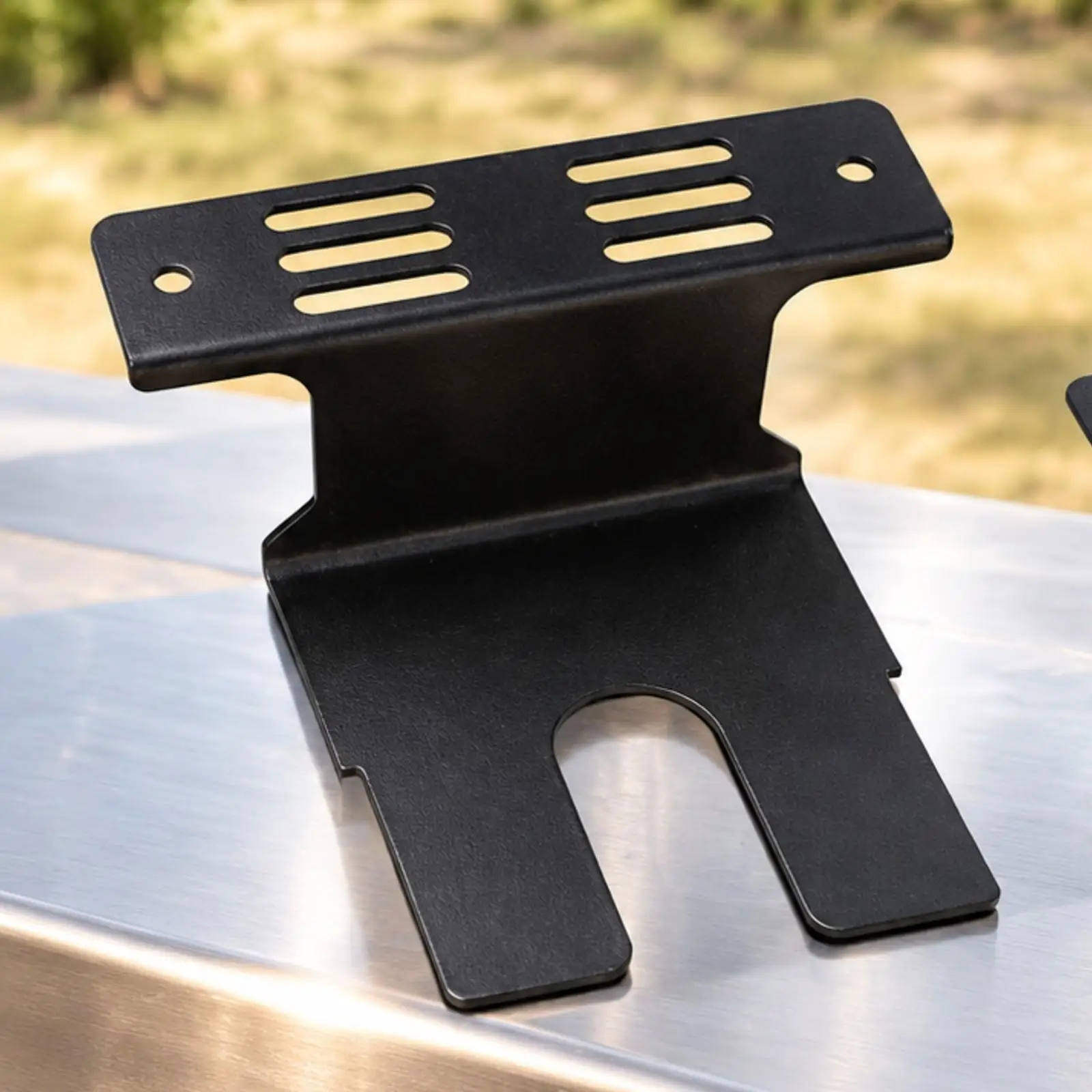 Support moteur en fer robuste pour réparation de rôtissoire de barbecue avec sections de support courbées pour un ajustement rigide