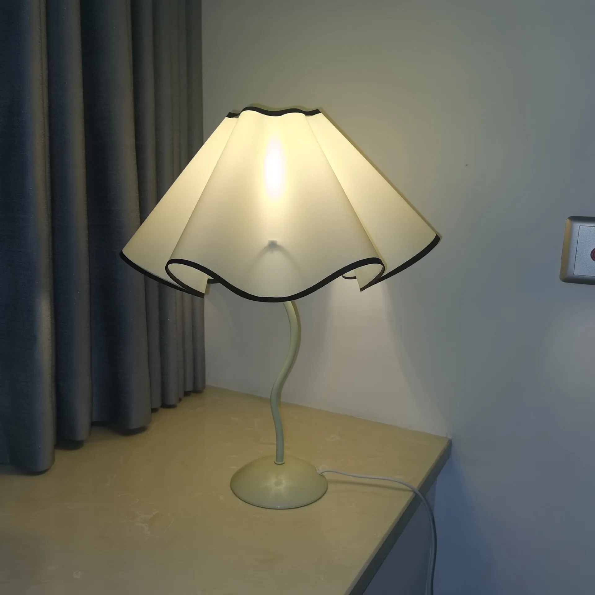 Imagem -05 - Italiano Petal Table Lamp Três Posições Regulável Luz de Cabeceira Estilo Nórdico Hotel Decor Table Lamp Villa Night Light Coffee Room