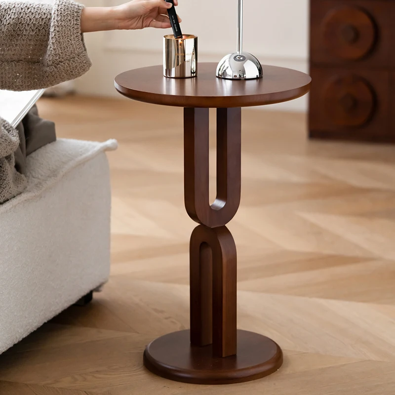 طاولة جانبية من الخشب الصلب القديم، طاولة قهوة على طراز العصور الوسطى، نوع شقة صغيرة، غرفة معيشة صغيرة، طاولة زاوية مستديرة صغيرة