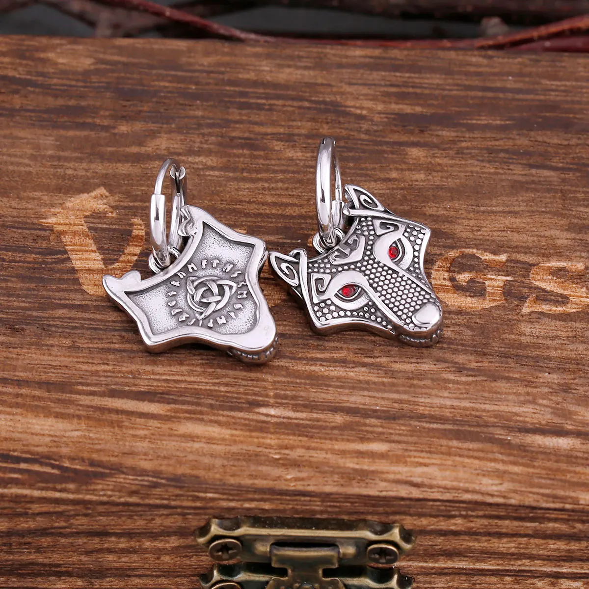 Vintage Vikings Wolf Drop Earrings Dla Mężczyzn Moda Celtic Rune Amulet Akcesoria Biżuteria ze stali nierdzewnej Hip Hop Biker Charm