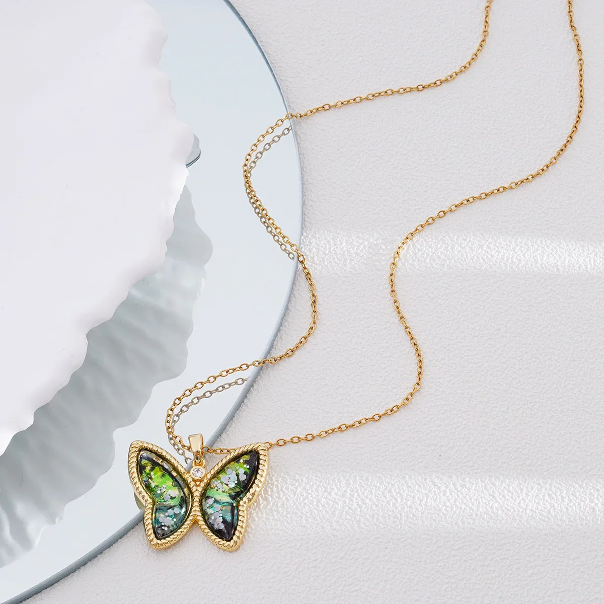 

Popular copper-plated 18K gold jewelry with niche gradient forest-inspired iridescent butterfly design, versatile and stylish.