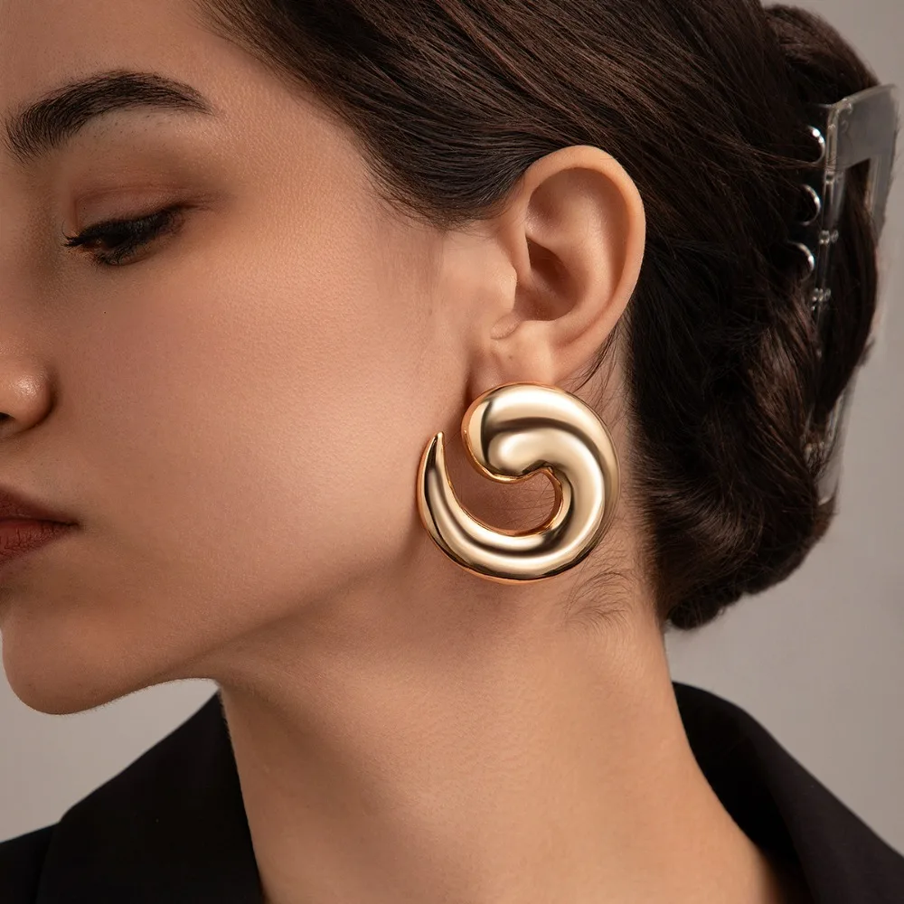 Fashion Exaggeration Geometry Gold Color Smooth Surface Comma Snail Shape Large Studs Earring for Women Personality Jewelry Gift