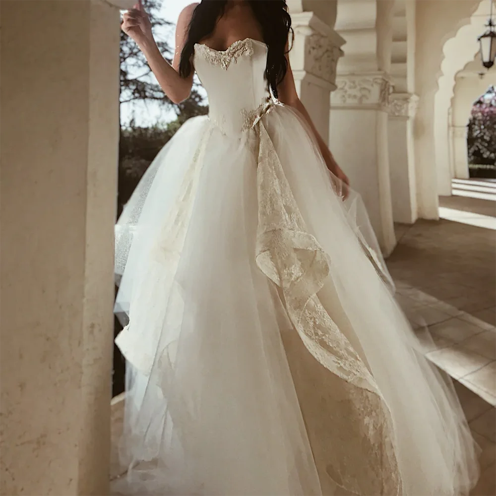 الكلاسيكية حمالة الساتان بلا أكمام الباسك ألف خط فساتين زفاف العروس أثواب الزفاف حسب الطلب
