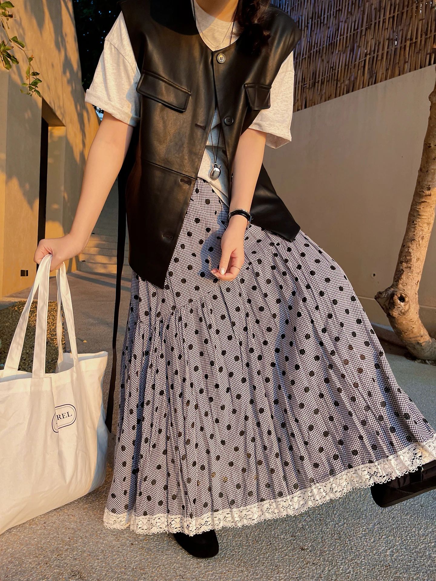 

Весна 2026: Новая женская юбка миди с кружевными вставками и принтом в горошек, свободного кроя, стройнящая, А-силуэт, с высокой талией, из полиэстера