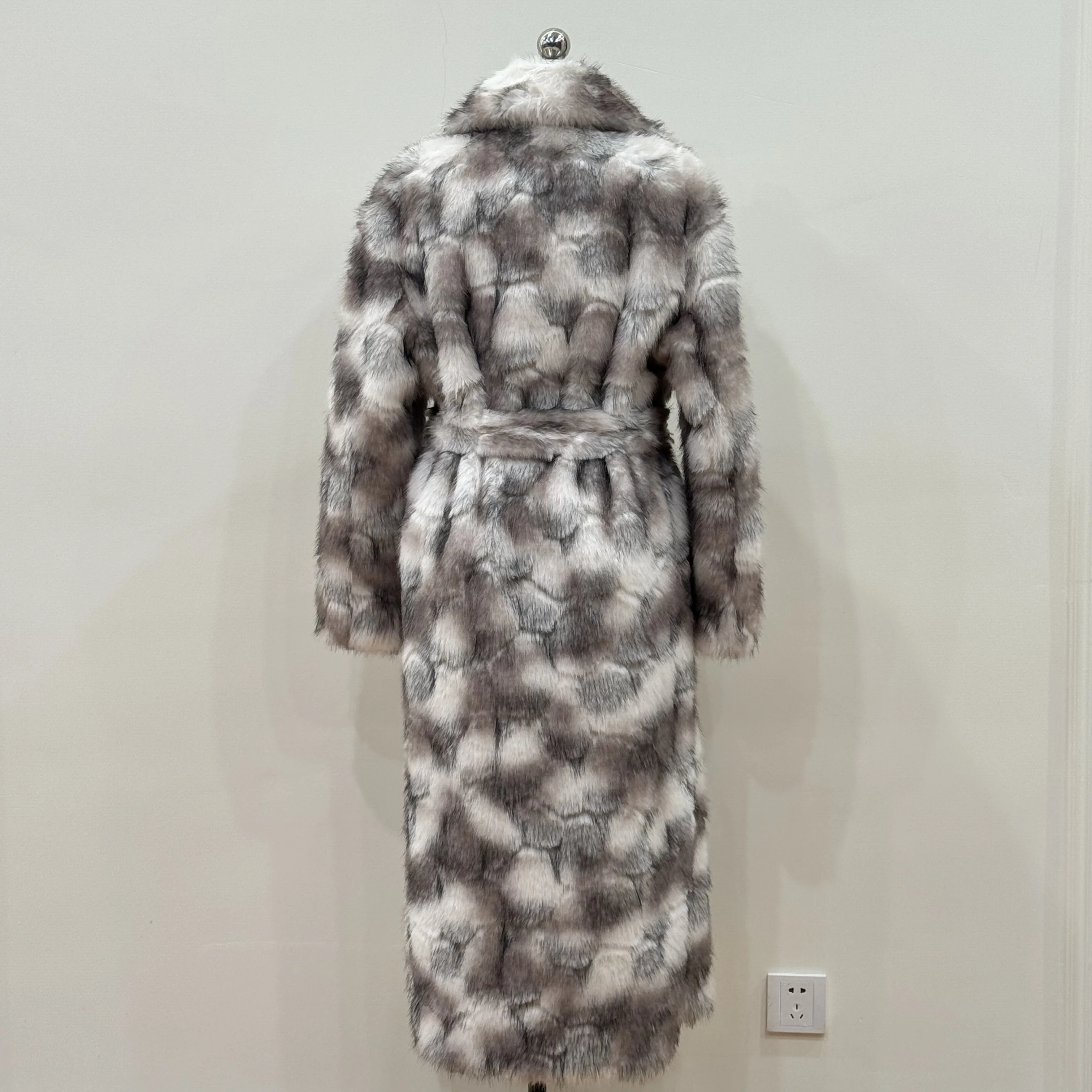 Ausverkauf. „Style Focus“ Lässiger langer, warmer Kunstfuchspelzmantel für junge Frauen, locker taillierter Winterpelzmantel