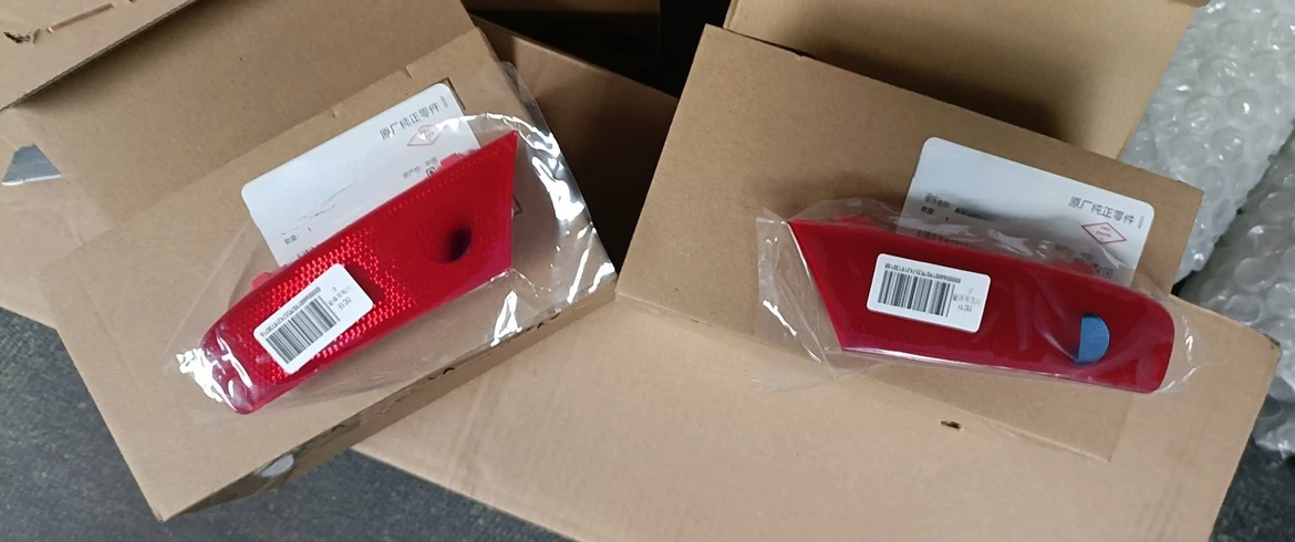 Applicable to the reflector light of the rear bumper  reflector plate of rear bumper light of