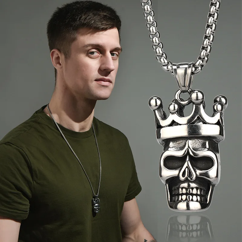 Una nuovissima collana King Skull Man di tendenza della moda retrò, un pendente hip-hop personale in stile punk