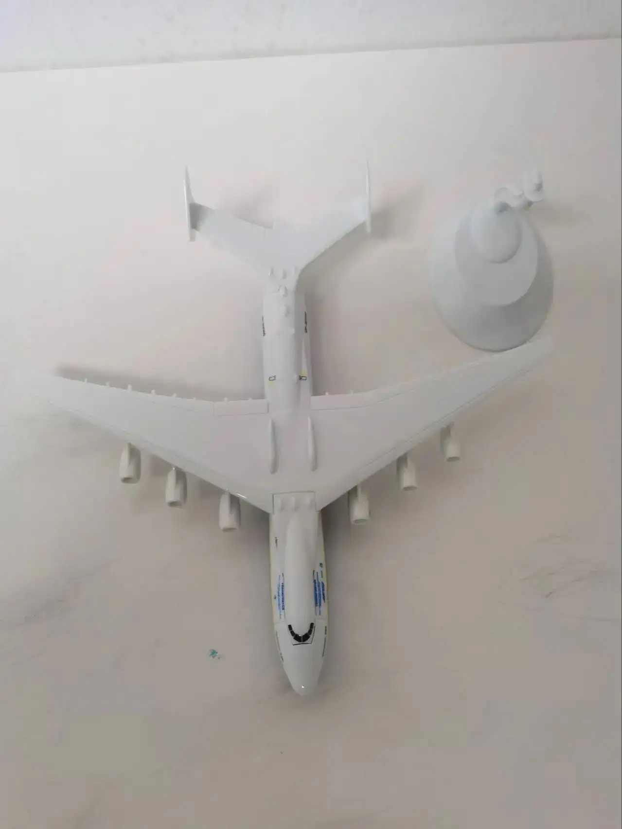 Model samolotu transportowego Antonow An-225 Mriya w skali 1/400, 20 cm, wykonany ze stopu, z podstawką, replika samolotu lotniczego. — 2