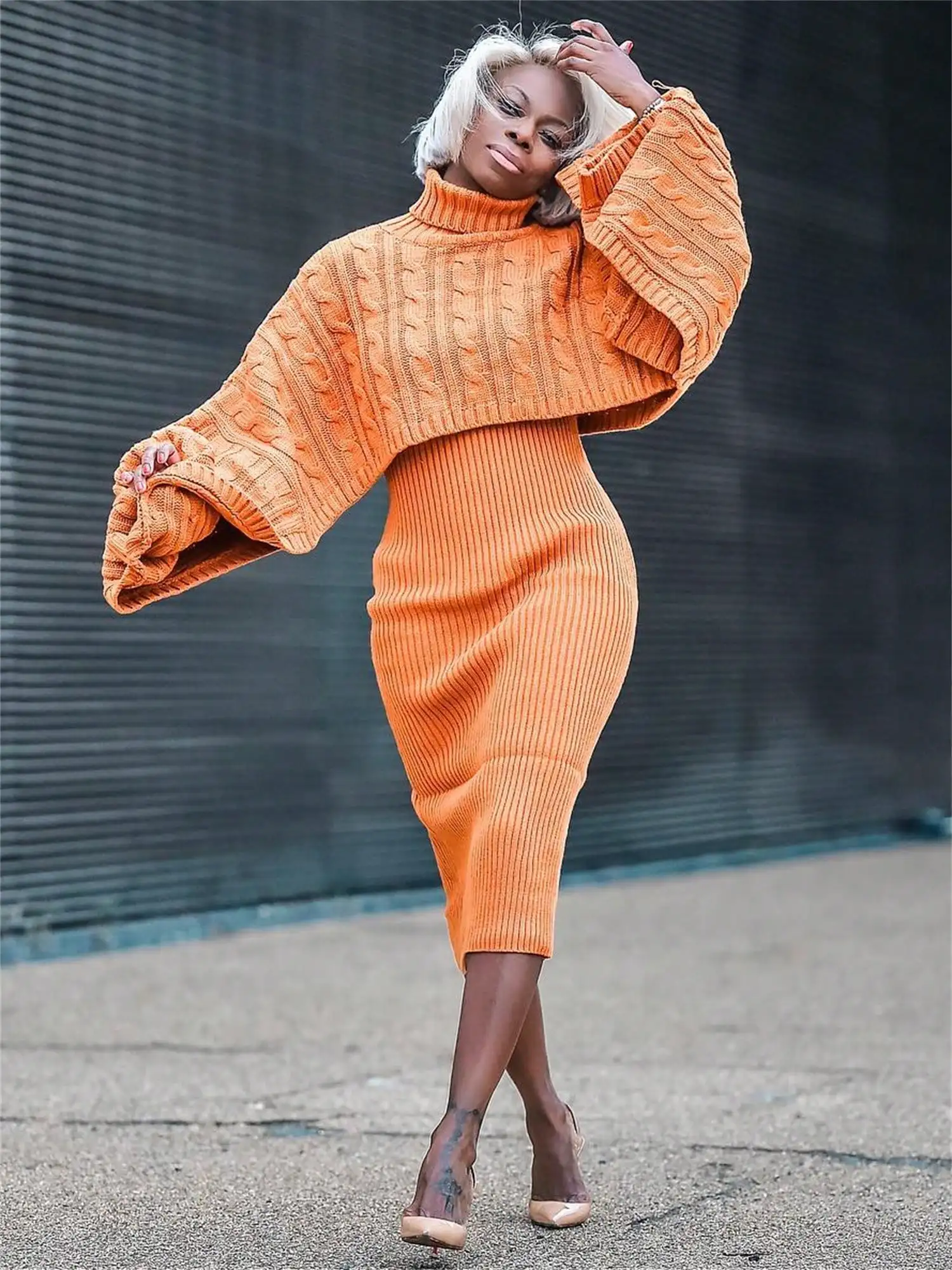 

Оранжевый вязаный комплект из двух предметов: платье с высоким воротником и рукавами-накидкой, осенне-зимний шик