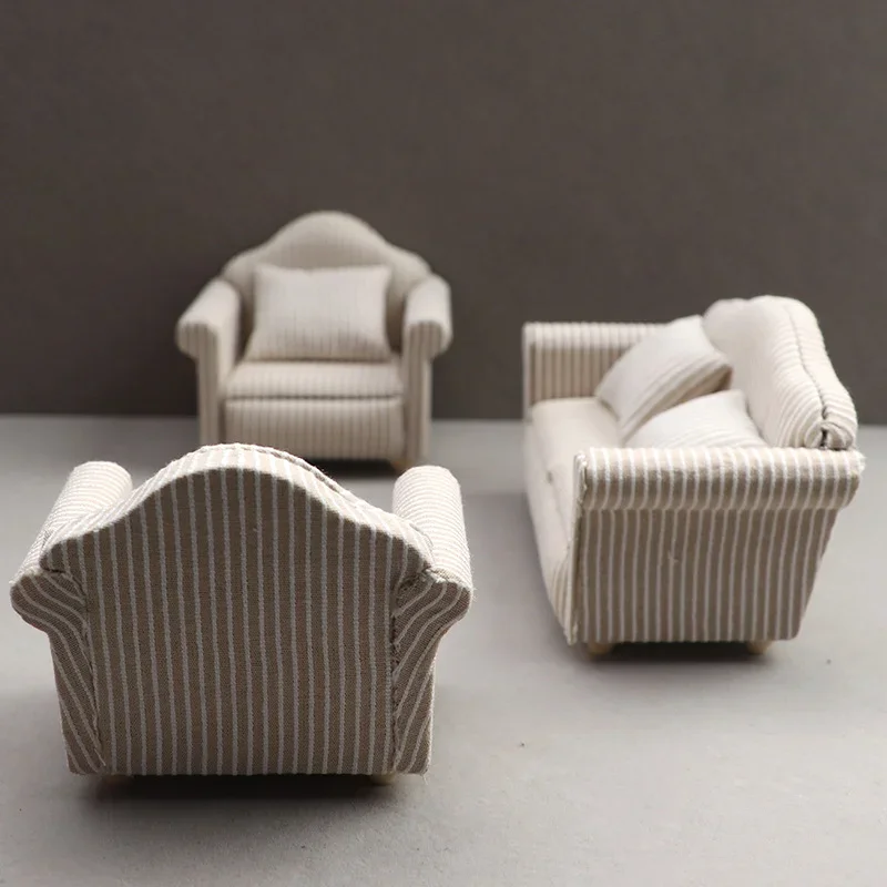 1:12 Mini meble Sofa DIY Dekoracja Domek dla lalek Mini meble Meble do salonu Biała beżowa sofa z poduszkami