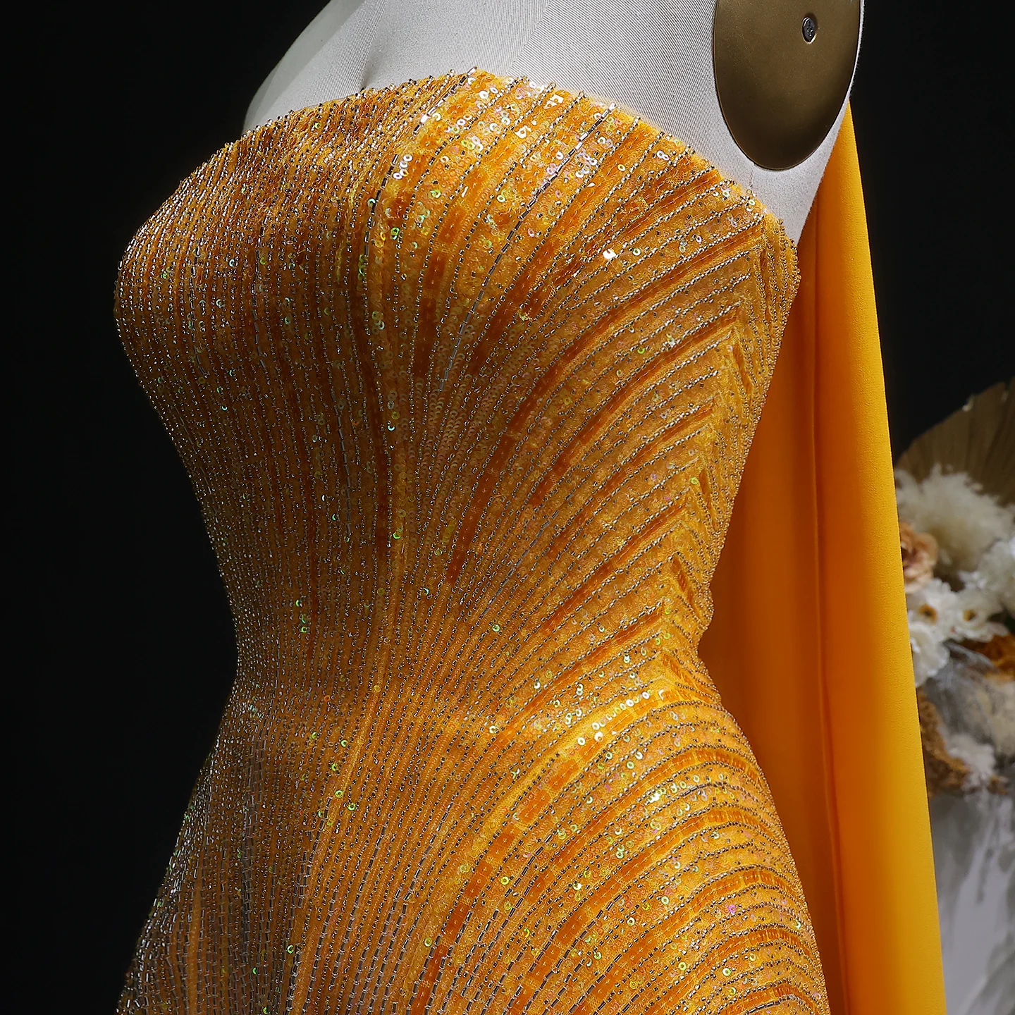 Sharon Said Luxuriöses Dubai-Orangefarbenes Abendkleid mit schweren Pailletten und Perlenstickerei 2026, trägerloses Kleid mit Schal, arabisches Party-Ballkleid SS560, maßgeschneidert – Detail 13