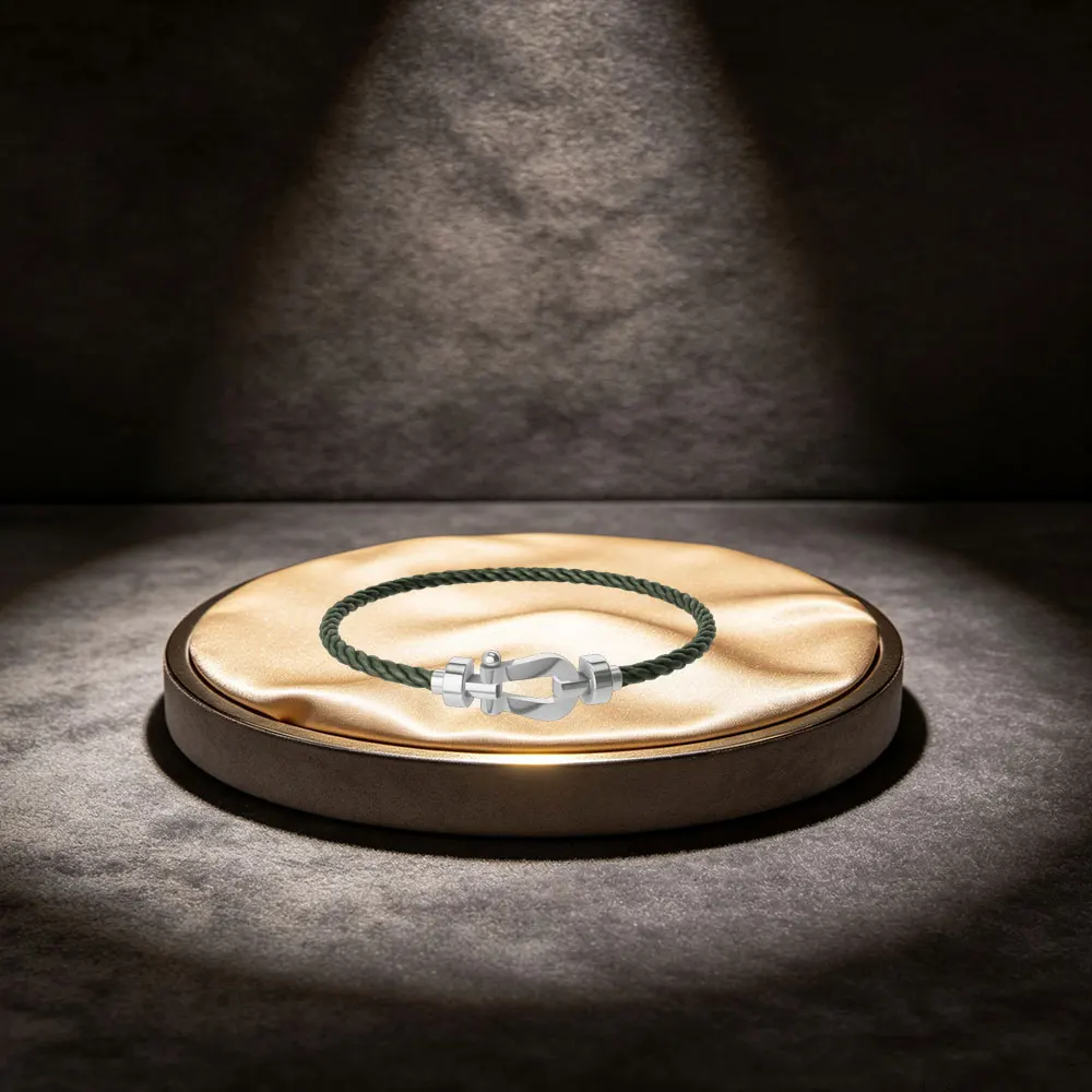 

A horseshoe-shaped bracelet without any diamond inlay