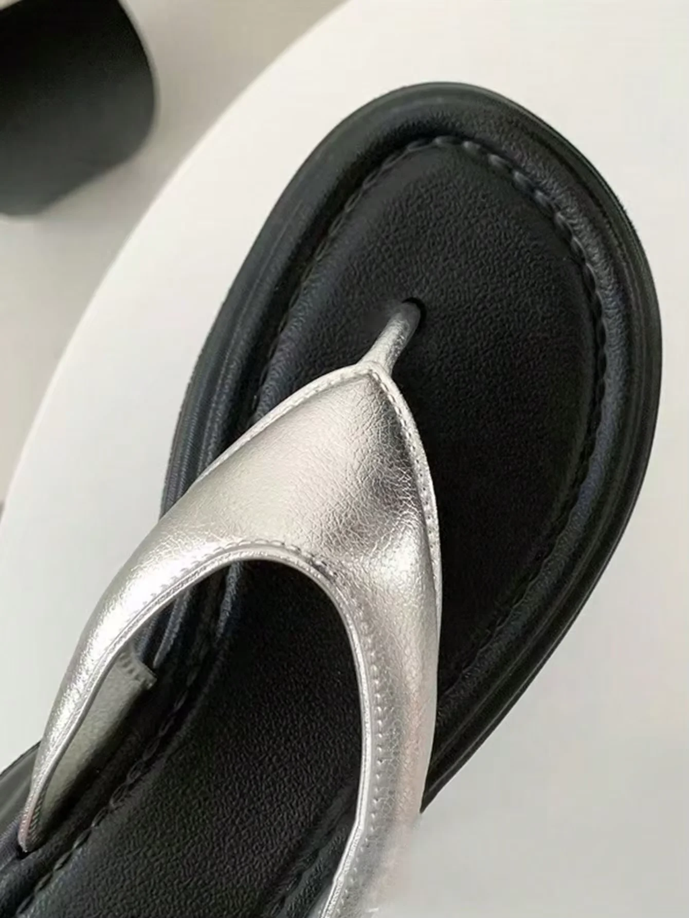 Sommerliche silberne Flip-Flops mit dicker Sohle, Damen-Slides mit Absatz, weiche, rutschfeste, lässige Plateau-Sandalen – Detail 5