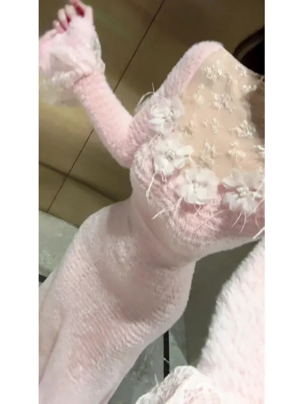 

Мягкий, красиво сидящий, длинный вязаный свитер с уникальным дизайном, для зимнего сезона, с высокой талией, кружевными деталями, из хлопкового материала.