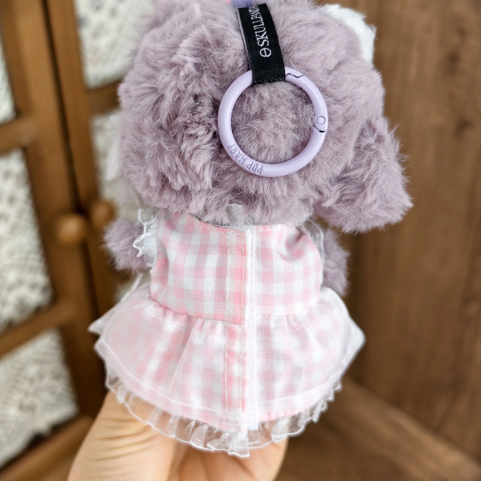 POPmart Trendy Play SP Babykleidung Gänseblümchen karierter Rock zweiteiliges Set 17CM Kleidung leichte Weberei Gartenplüsch Puppenkleidung