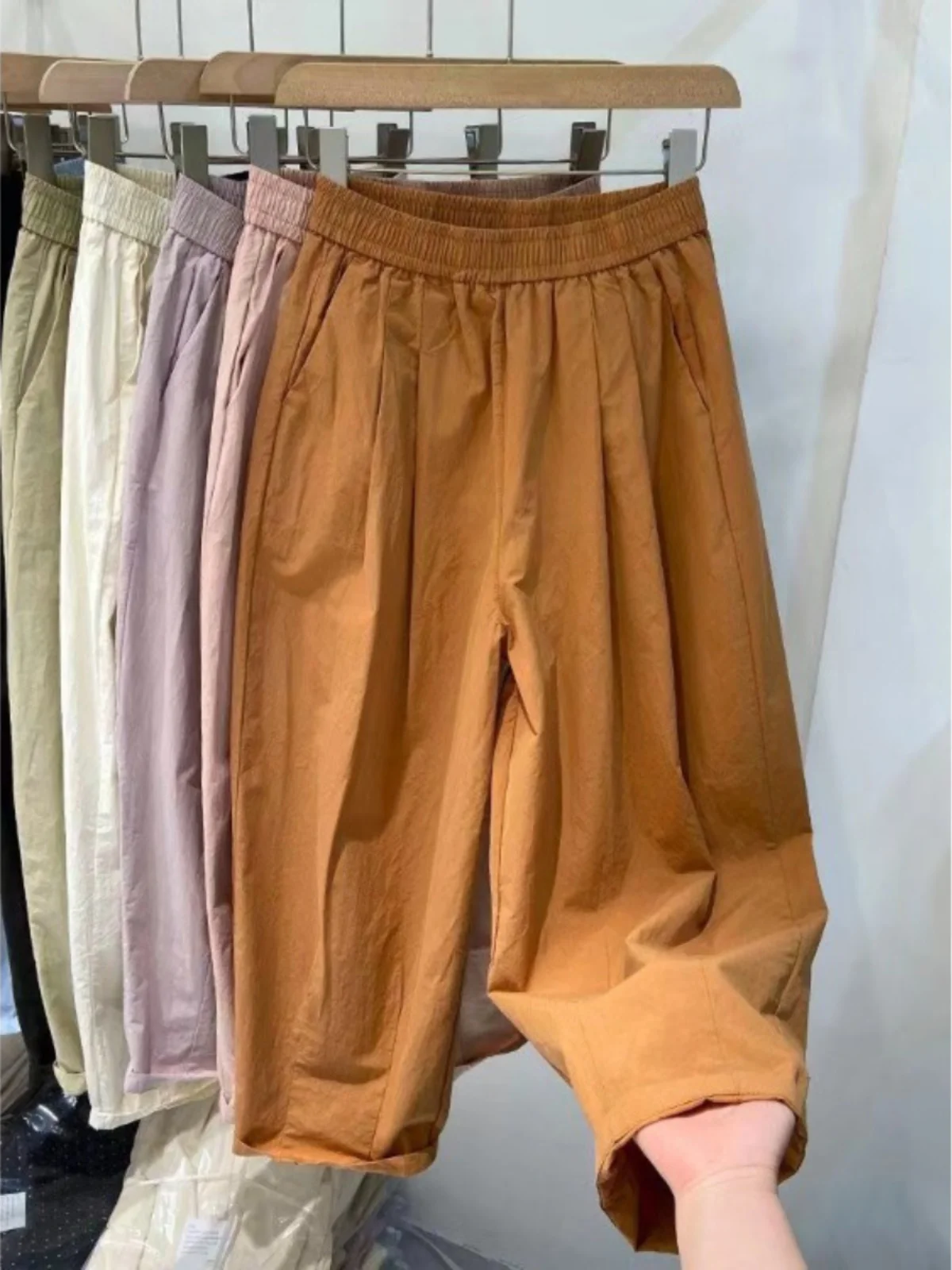 กางเกงพลีทบางเบาสำหรับฤดูร้อน ดีไซน์เก๋ สีสันสดใส ชุดกางเกงเก้าชิ้น ไซส์พลัสสำหรับผู้หญิง เอวยางยืด สวมใส่สบาย ช่วยให้ดูผอมเพรียว ใช้งานได้หลากหลาย สไตล์ลำลอง