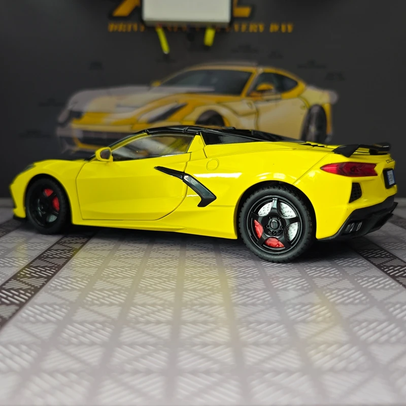 1: 22 simulation Chevrolet Corvette C8 alloy car model decoration, doors and engine hood, trunk can be opened, sound and light view 2