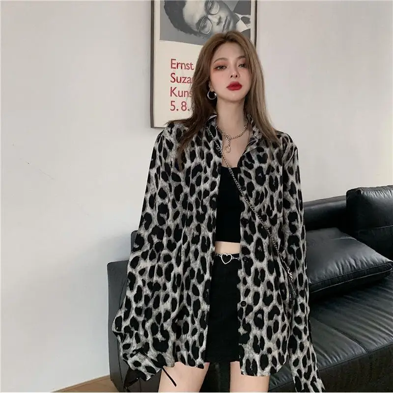 Retro Hong Kong Style Leopard Print Long Sleeved Shirt for Women's Autumn Loose Fit Shirt and Jacket Design Niche Mid Length Top