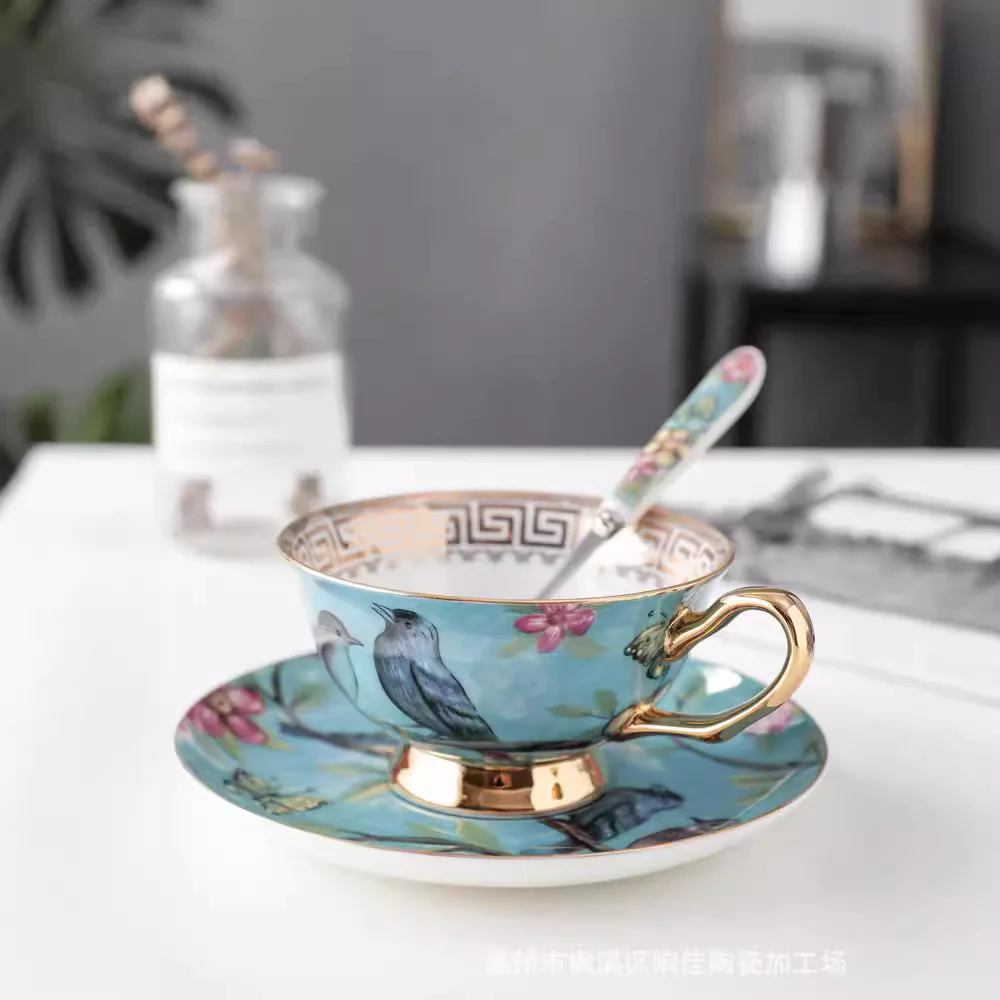 European Style Gold Bone Ceramic Coffee Cup Set Creative Coffee Cups Saucer Spoon 2 Pairs Set with Shelf Home Gift 250ml