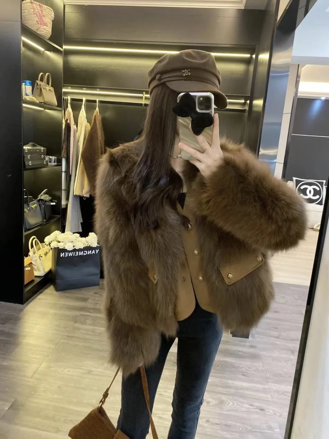 Ein verdickter, hochwertiger, umweltfreundlicher Fuchspelzmantel im mittleren Winter mit einem modischen, stilvollen und raffinierten Look