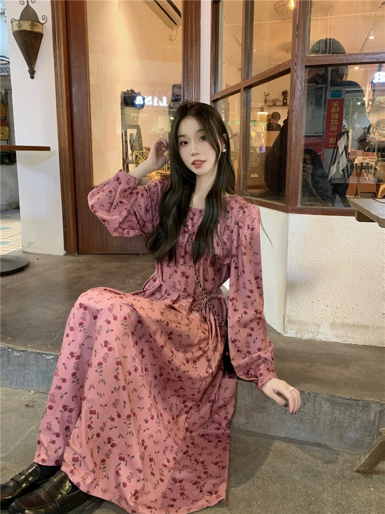 

Autumn and winter commuting leisure within the long skirt Korean retro gentle versatile floral corduroy long-sleeved dresses