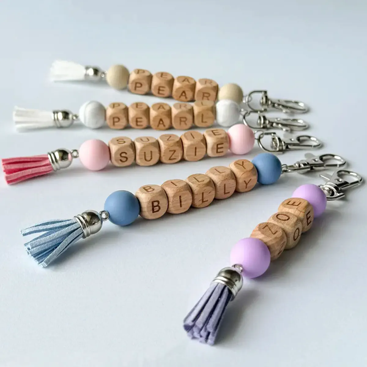 قطعة واحدة من سلسلة المفاتيح المخصصة المصنوعة من السيليكون المطرز مع عناصر شرابة متعددة الألوان، هدية قلادة فريدة من نوعها على ظهره مخصصة