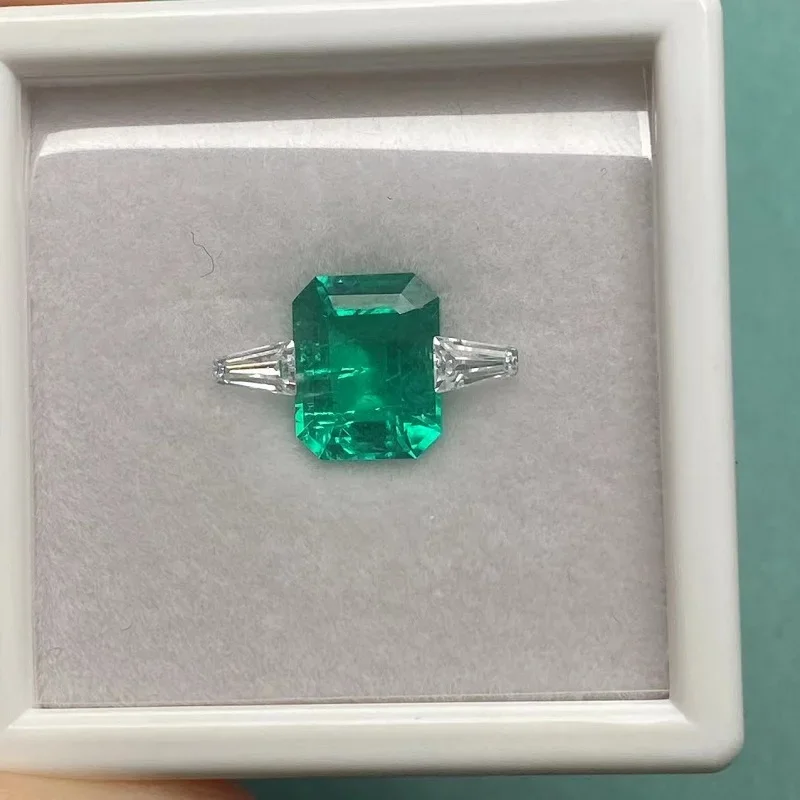 

Ruif Original Design about 3.0ct Lab Grown Emerald with Moisssanite Side Diamond for Women Elegant Rings Making