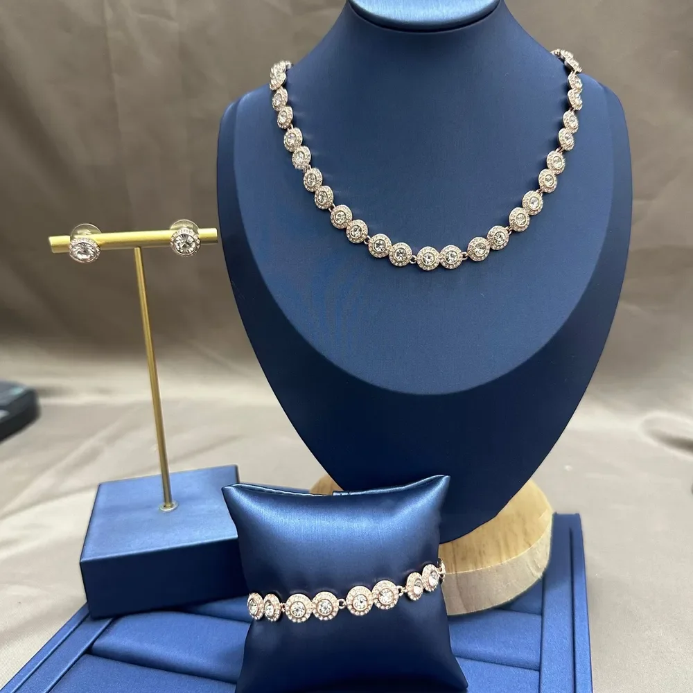 

Designer Silver Fashion Jewelry Necklaces For Women Shi Family Round Button Full Diamond Necklace Bracelet Earnail Set