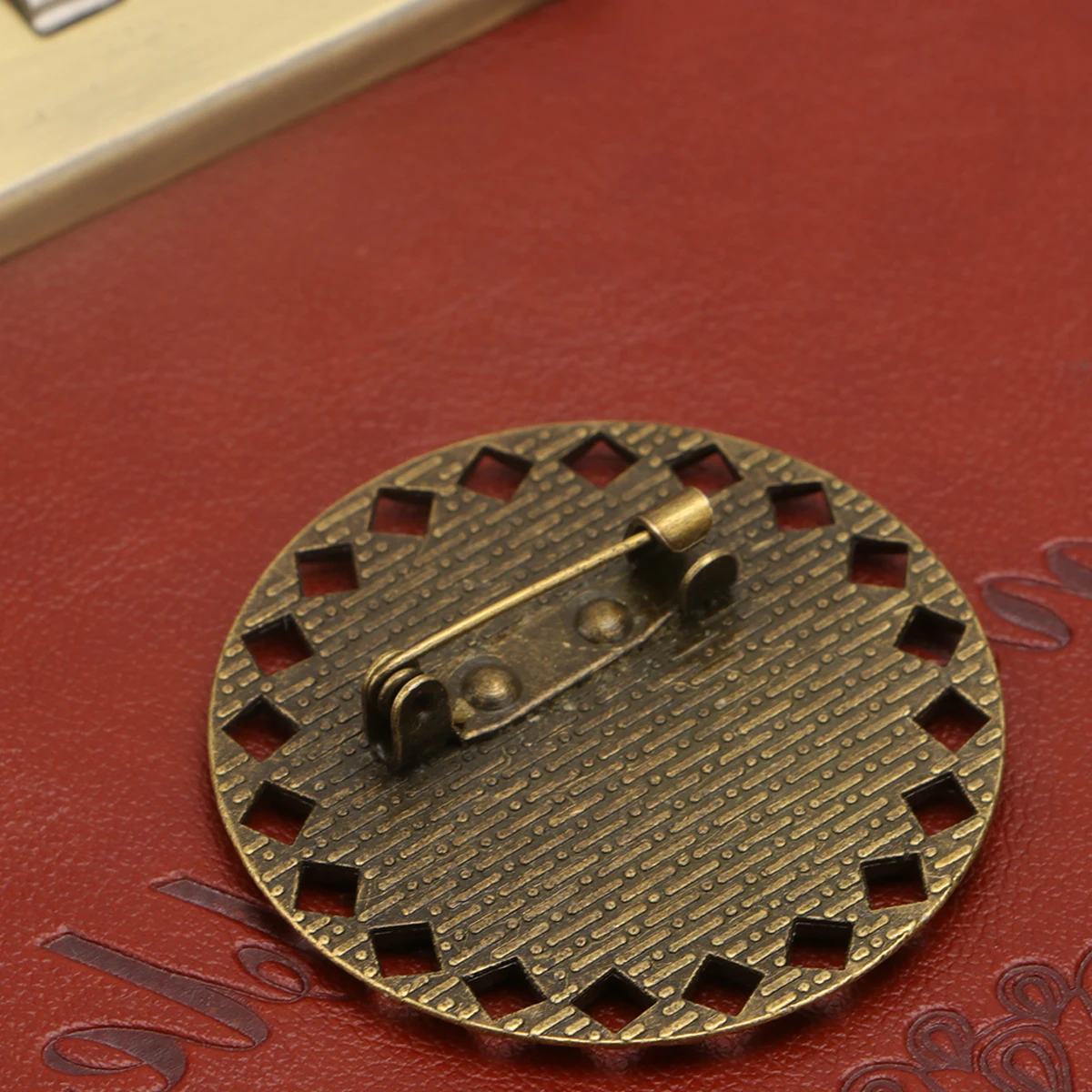 

5Pcs 25Mm Alloy Brooch Tray DIY Jewelry Making Accessories Hollow Round Base for Resin Craft Cameo Bracelets Photo Pendants Home