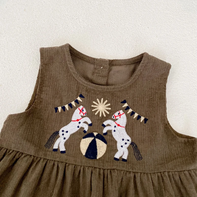 Autumn new baby clothing, 0-5 year old female baby, corduroy embroidered vest top pants set