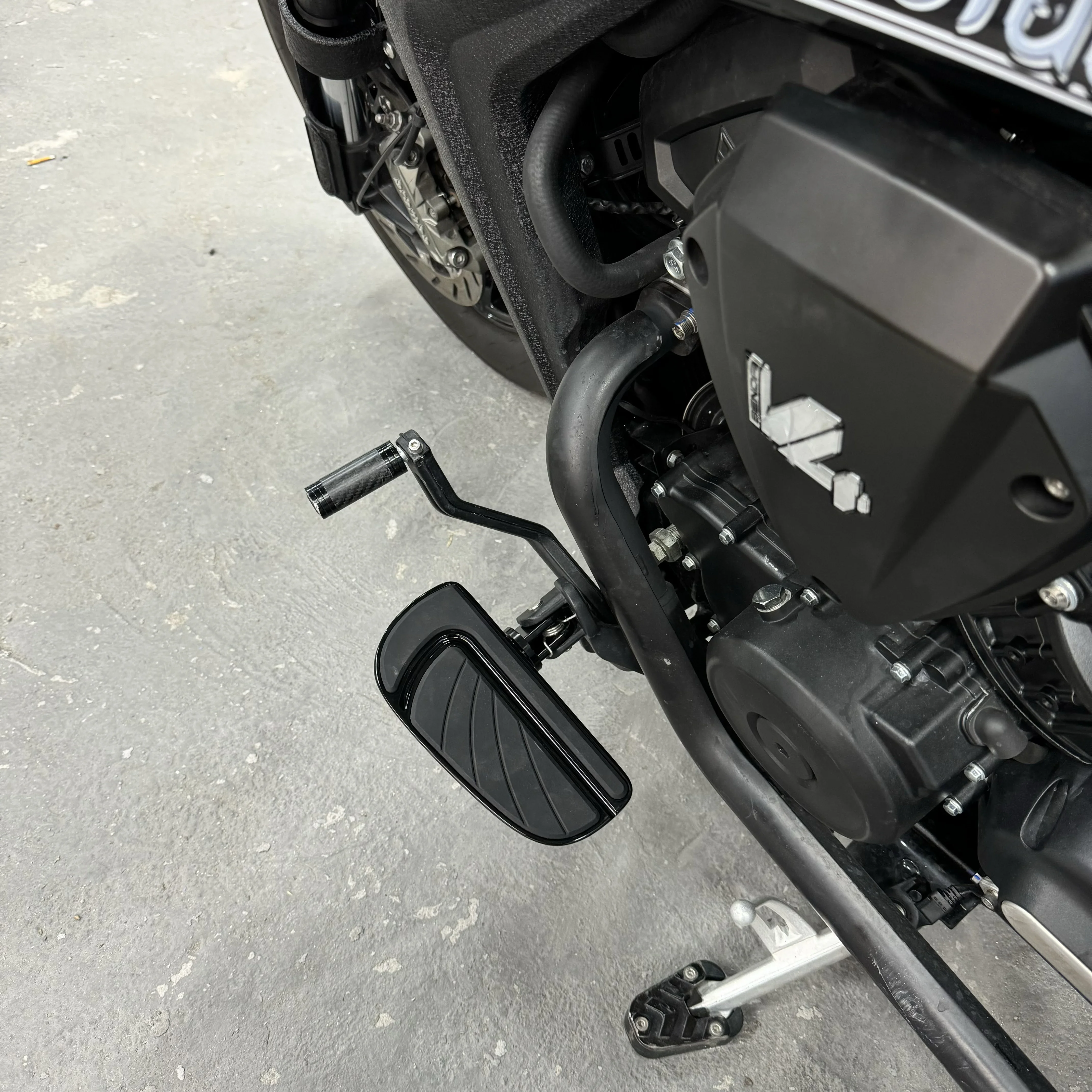 Suitable for CFMOTO 550clc 450clc 250clc motorcycles, with enlarged and widened pedals, retro anti slip front pedal accessories