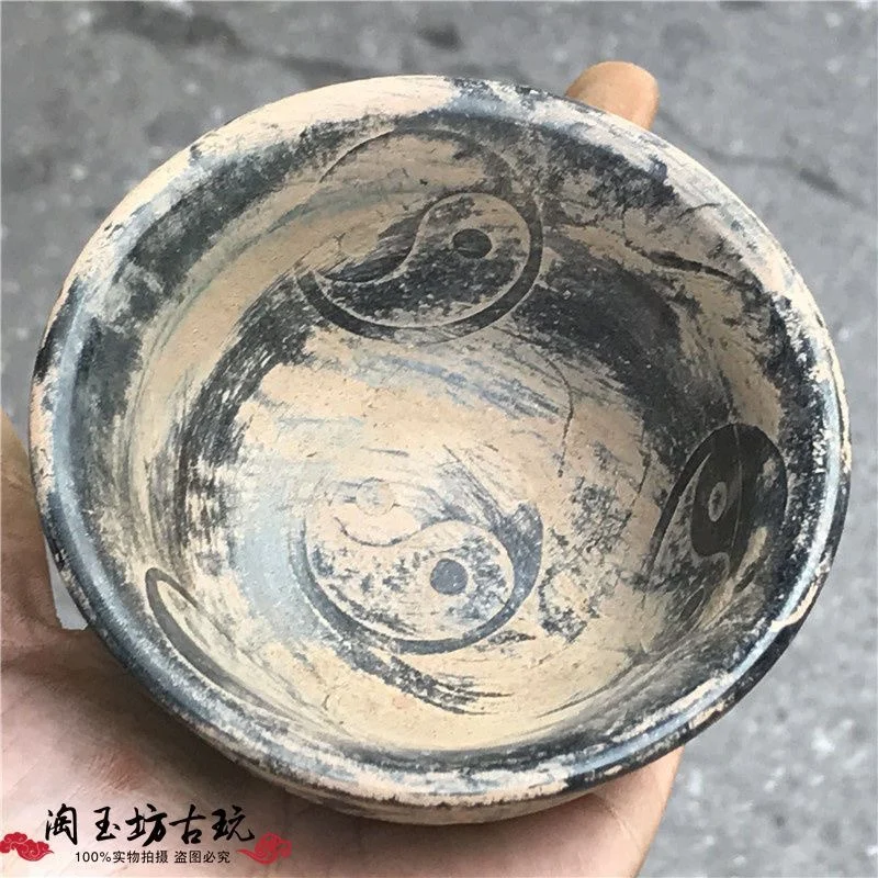 Gao Yu Qianlong collects old objects and plays with jade ornaments and bagua jade bowl.