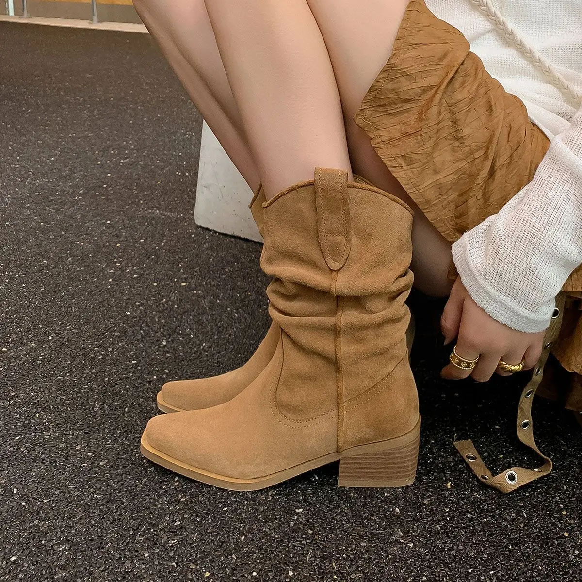 

Arden Furtado, осенние коричневые короткие сапоги из коровьей замши, плиссированные короткие сапоги с квадратным носком, сапоги в стиле вестерн на среднем каблуке, женские сапоги большого размера