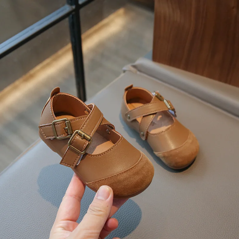 Zapatos individuales versión coreana para niña, calzado pequeño de cuero con suela suave, princesa cruzada, Otoño, 2024