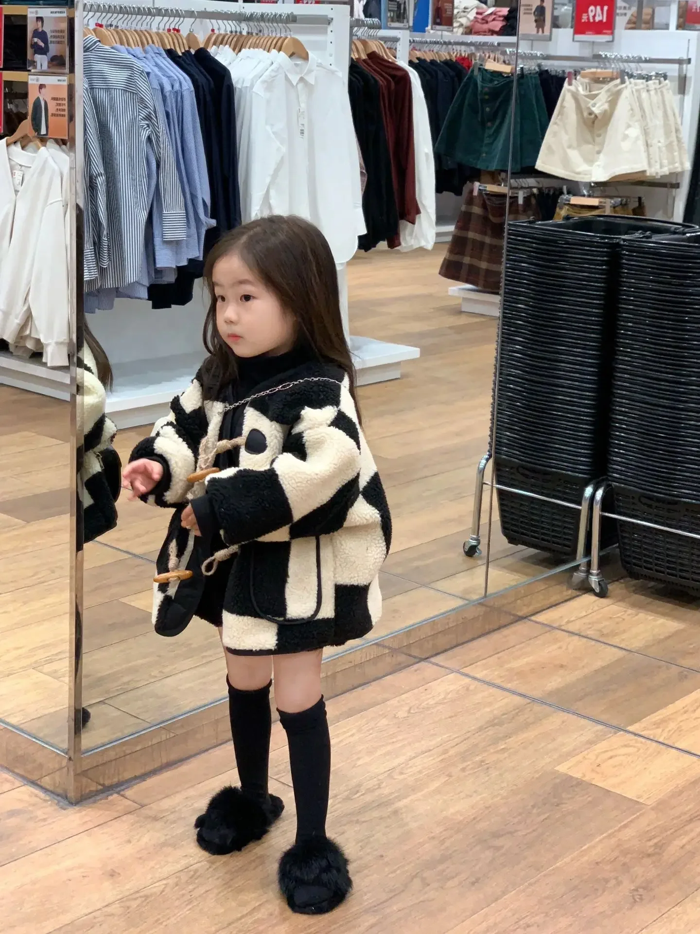 Korean girls\' winter clothes fashion thick velvet checkerboard pattern wool sweater cow horn button lamb wool warm jacket