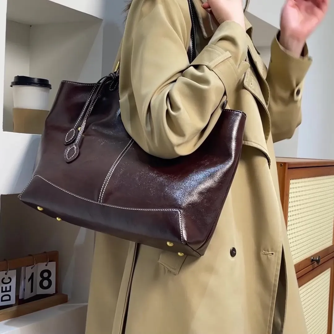 

Women's Messenger Bag Made of Fine Leather Boasting Casual Paris High-End Daily Modern Look