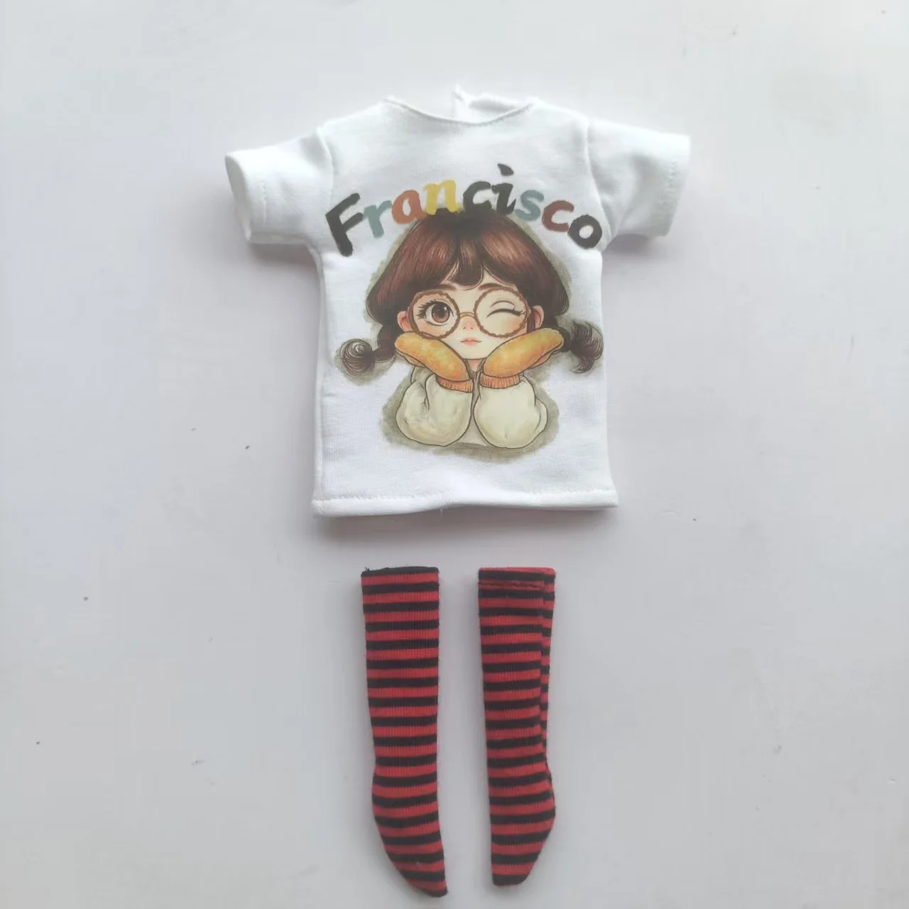 Handgefertigte OB24 1/6 Puppenkleidung, Cartoon-Print Kurzarm-T-Shirt + gestreifte Socken, kann als Zubehör für 1/6 Puppen verwendet werden. – Detail 16