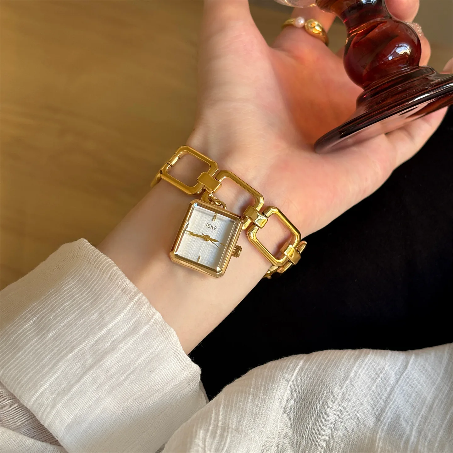IEKE Women's Quartz Watch Fashion High-end Temperament Lady Wristwatch Fashionable Retro Exquisite Golden Bracelet Girl's Gift