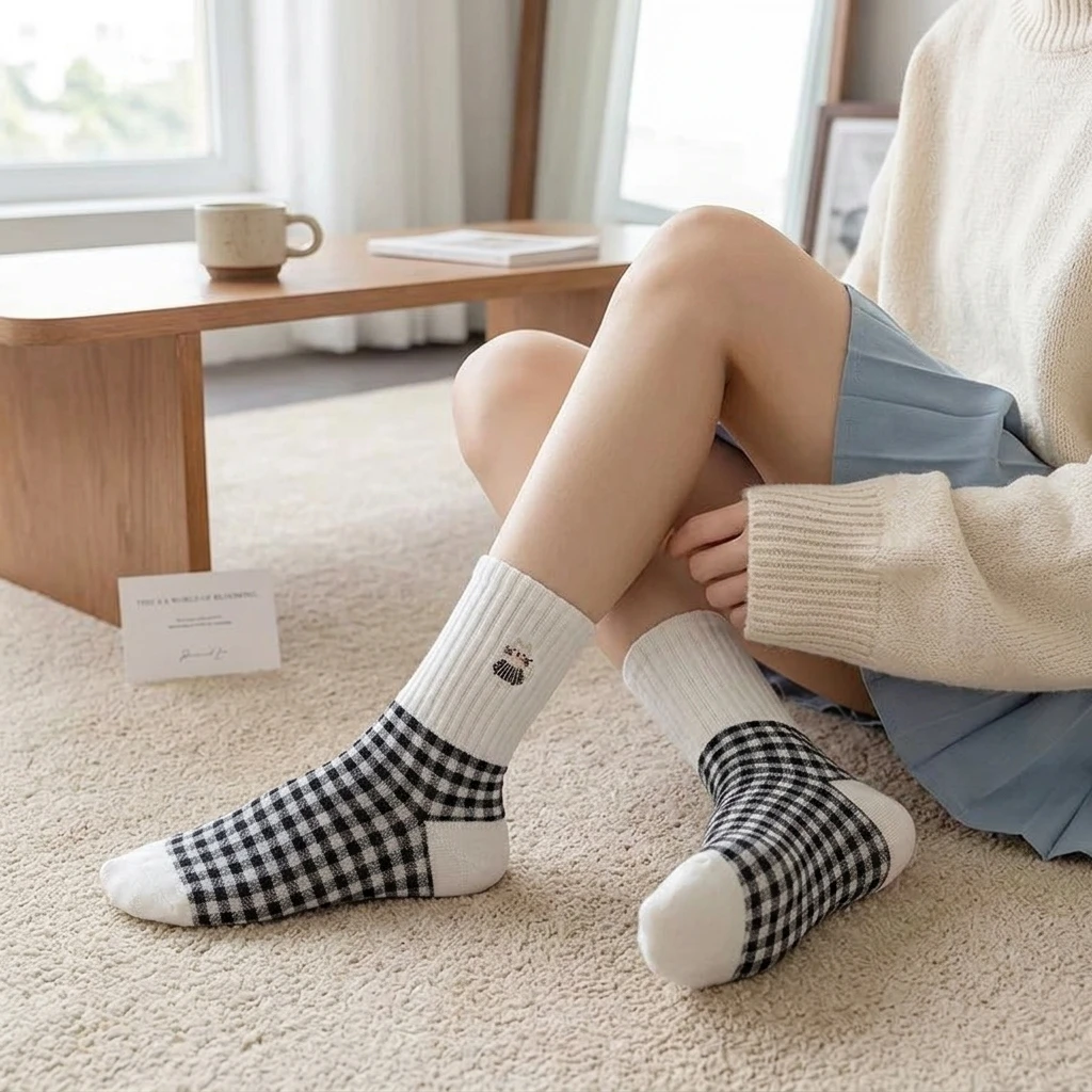 4 Pairs Women Cute Embroidery Crew Socks Plaid Checkered Socks Soft Ribbed Mid‑Calf Socks Casual Daily Ladies Socks
