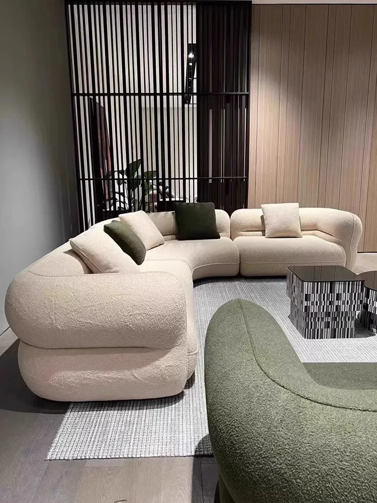 Hochwertiges modulares, geschwungenes Sofa-Set aus Bouclé-Stoff im europäischen Design für Wohnzimmer oder Apartment.