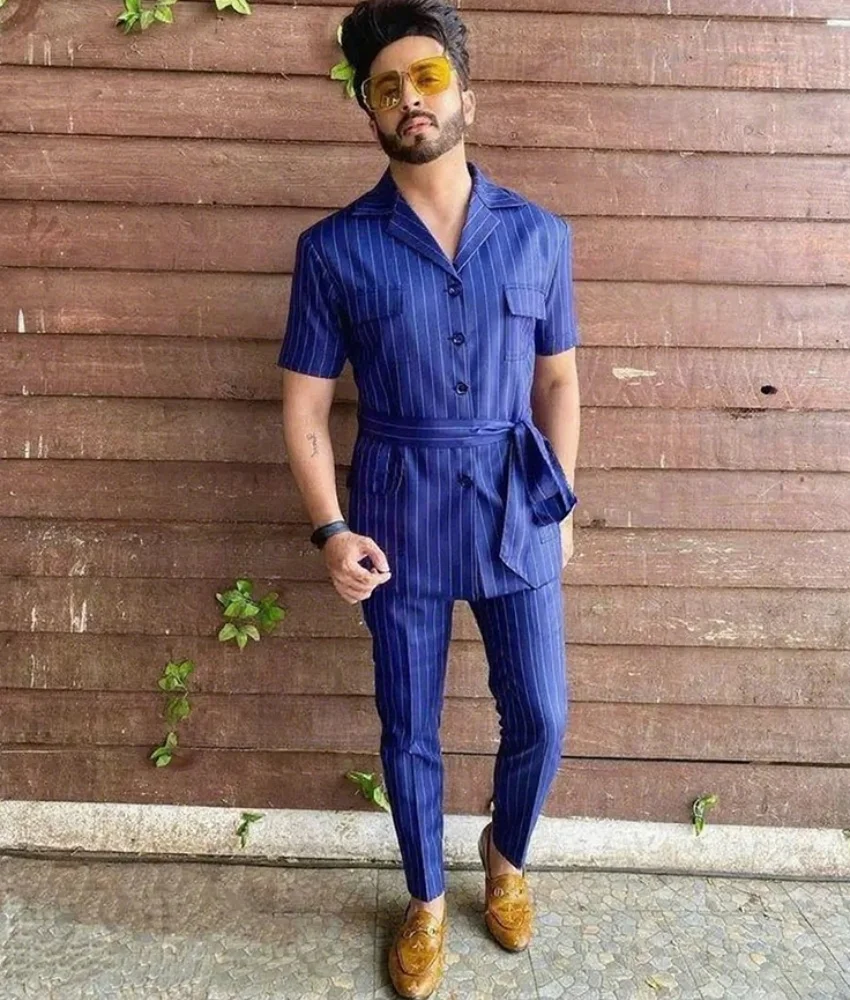 

Мужской костюм-двойка с коротким рукавом в полоску, с отложным воротником и поясом, идеально подходит для отпуска. Мужской сценический костюм.