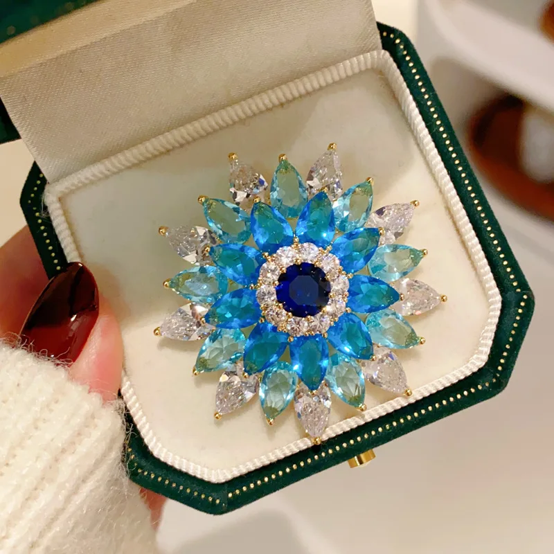 Spilla di lusso con fiocco di neve blu cielo con zirconi Micro-intarsiati per le donne Design elegante cappotto di corpetto giacca da abito