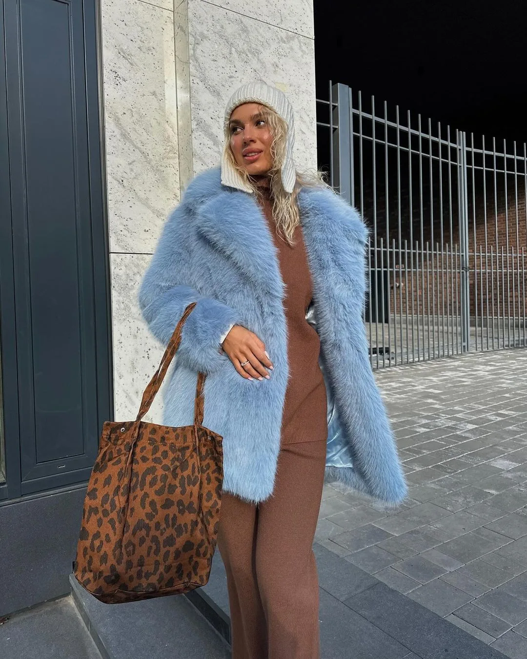 معطف نسائي شتوي 2025 عالي الجودة فاخر من الفرو الصناعي معطف سميك دافئ ملابس خارجية سترة طويلة من فراء الثعلب للفتيات الصلبة