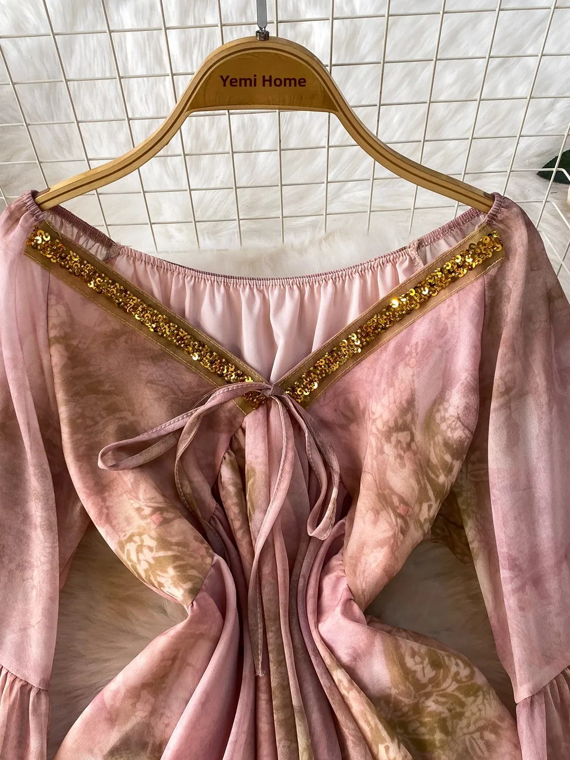   เสื้อพิมพ์ลายทรงหลวมแบบยุโรป แขนกระดิ่ง จับจีบ ทรงเข้ารูป ดีไซน์ไม่สมมาตร แต่งลูกปัด รุ่น Wind V-Ne สำหรับผู้หญิง