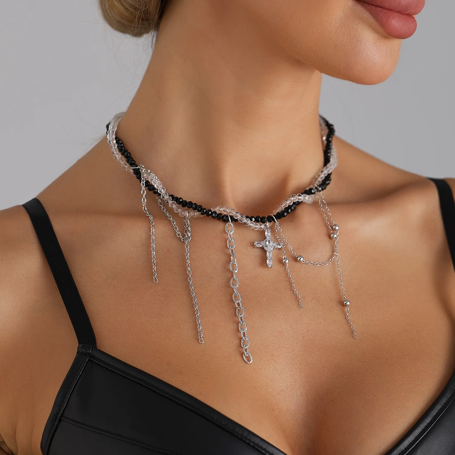قلادة محظورة باللونين الأبيض والأسود للفتيات الداكنة، وقلادة على شكل عنصر متقاطع على طراز حار #5